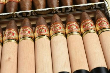 king b tobacco Arturo Fuente Chateau SG BlackBull - King B- Sweet